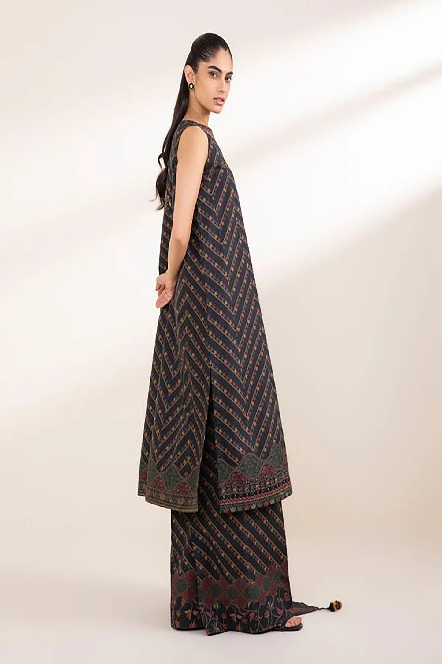 Rahwaleen Embroidery Lawn Suit (3-Piece) | SAPPHIRE Original | 🖤 Deep Multitone | (R25-164)