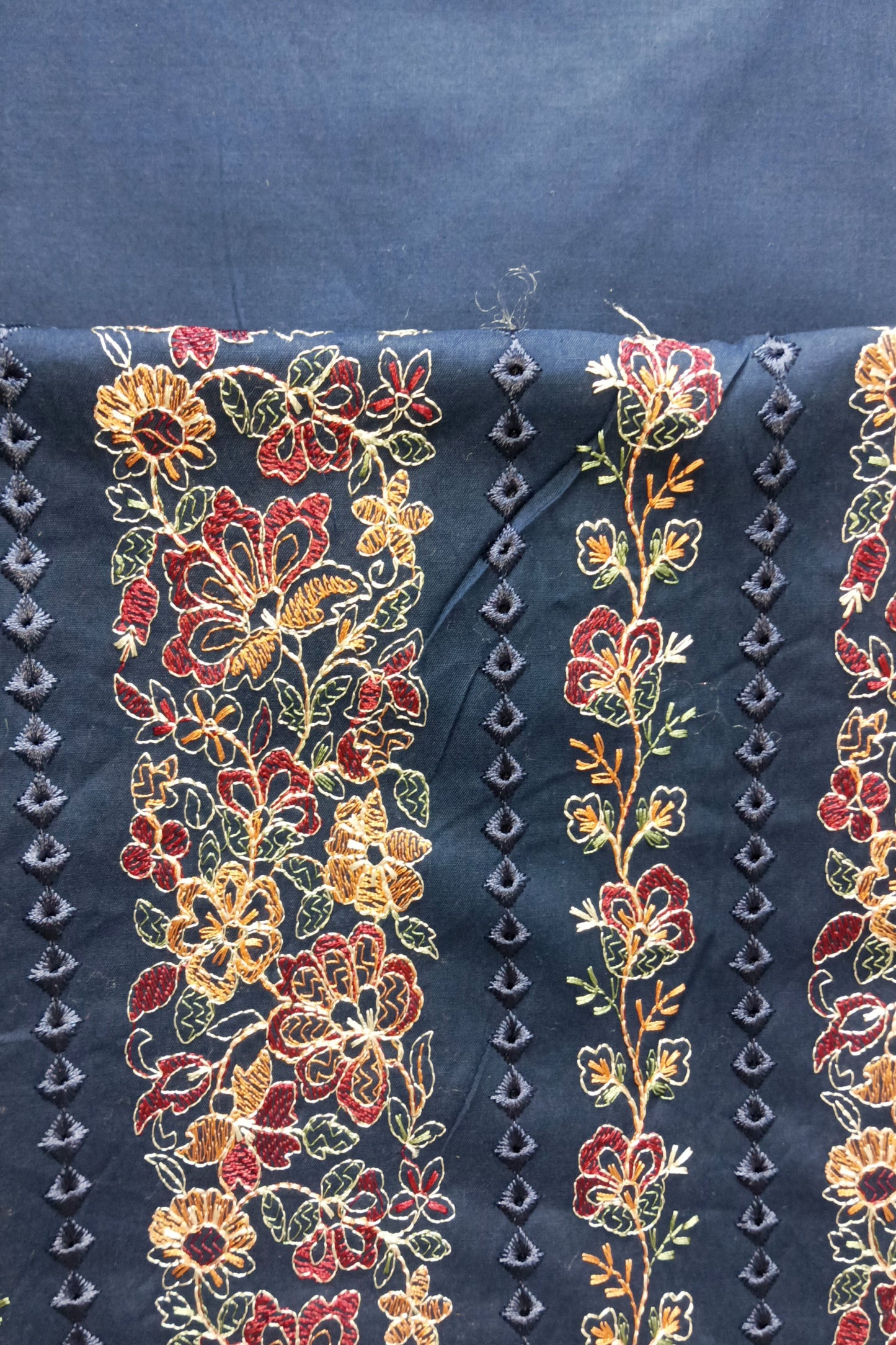 Rahwaleen Embroidery Lawn Suit with Chicken Kari (2-Piece) |🌌 Midnight Meadow | (R25-094)