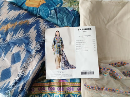 Rahwaleen Embroidery Lawn Suit (3-Piece) | SAPPHIRE Original | 🌼 Muted Blossom | (R25-170)