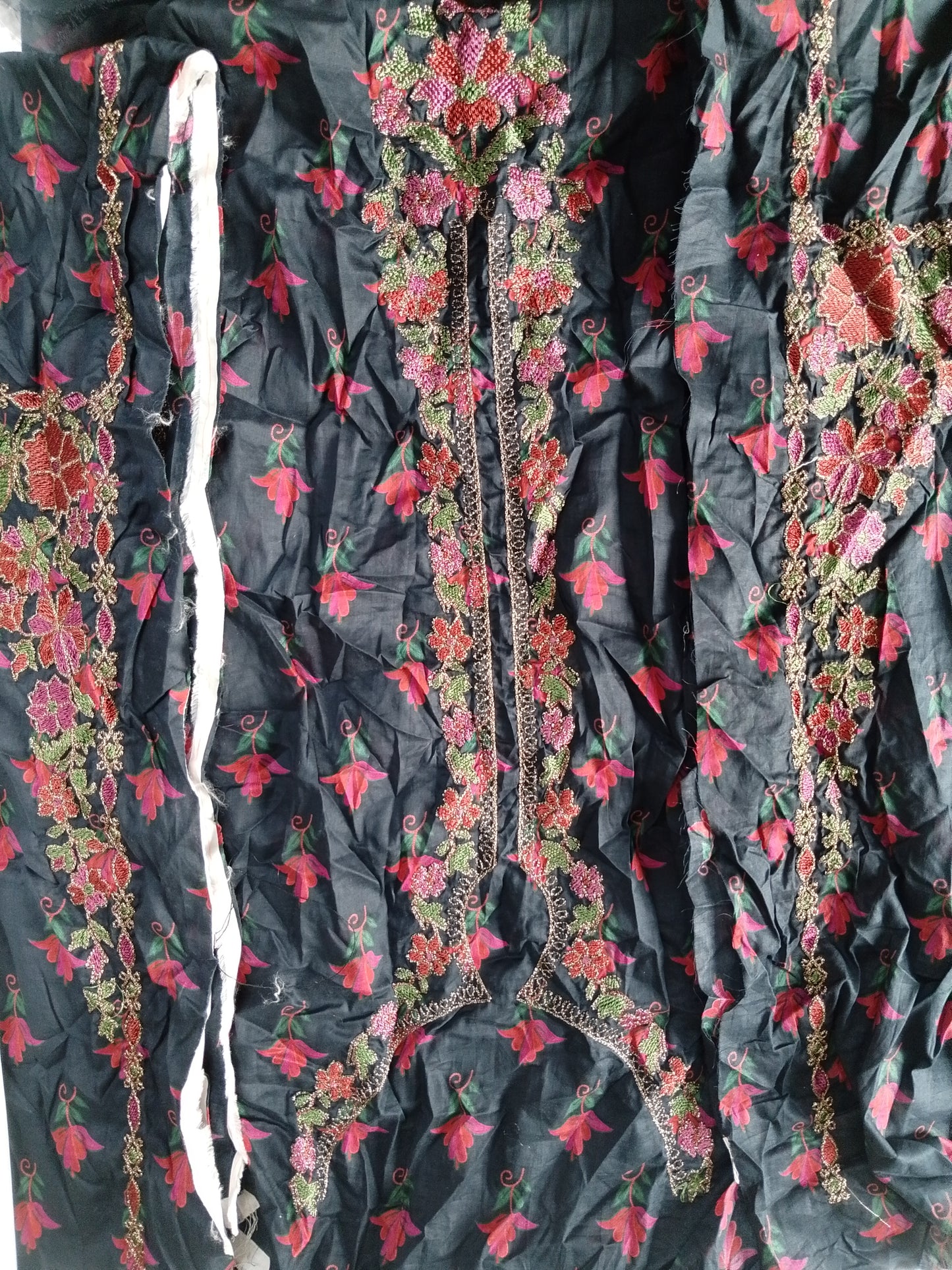 Rahwaleen Embroidery Lawn Suit (3-Piece) | SAPPHIRE Original | 🌸🖤 Midnight Bloom | (R25-173)