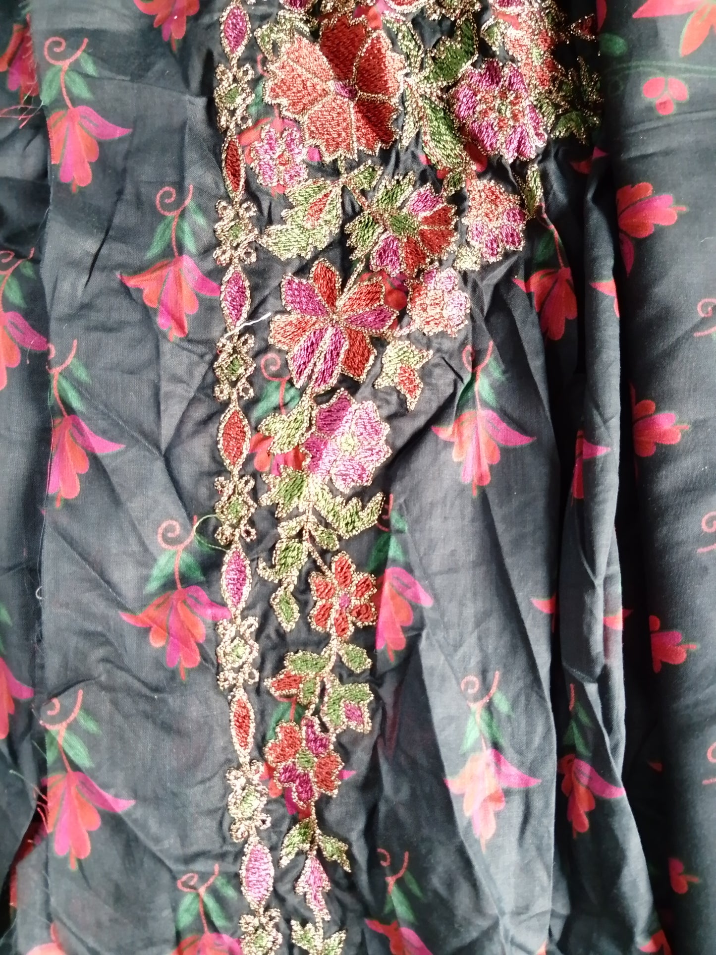Rahwaleen Embroidery Lawn Suit (3-Piece) | SAPPHIRE Original | 🌸🖤 Midnight Bloom | (R25-173)