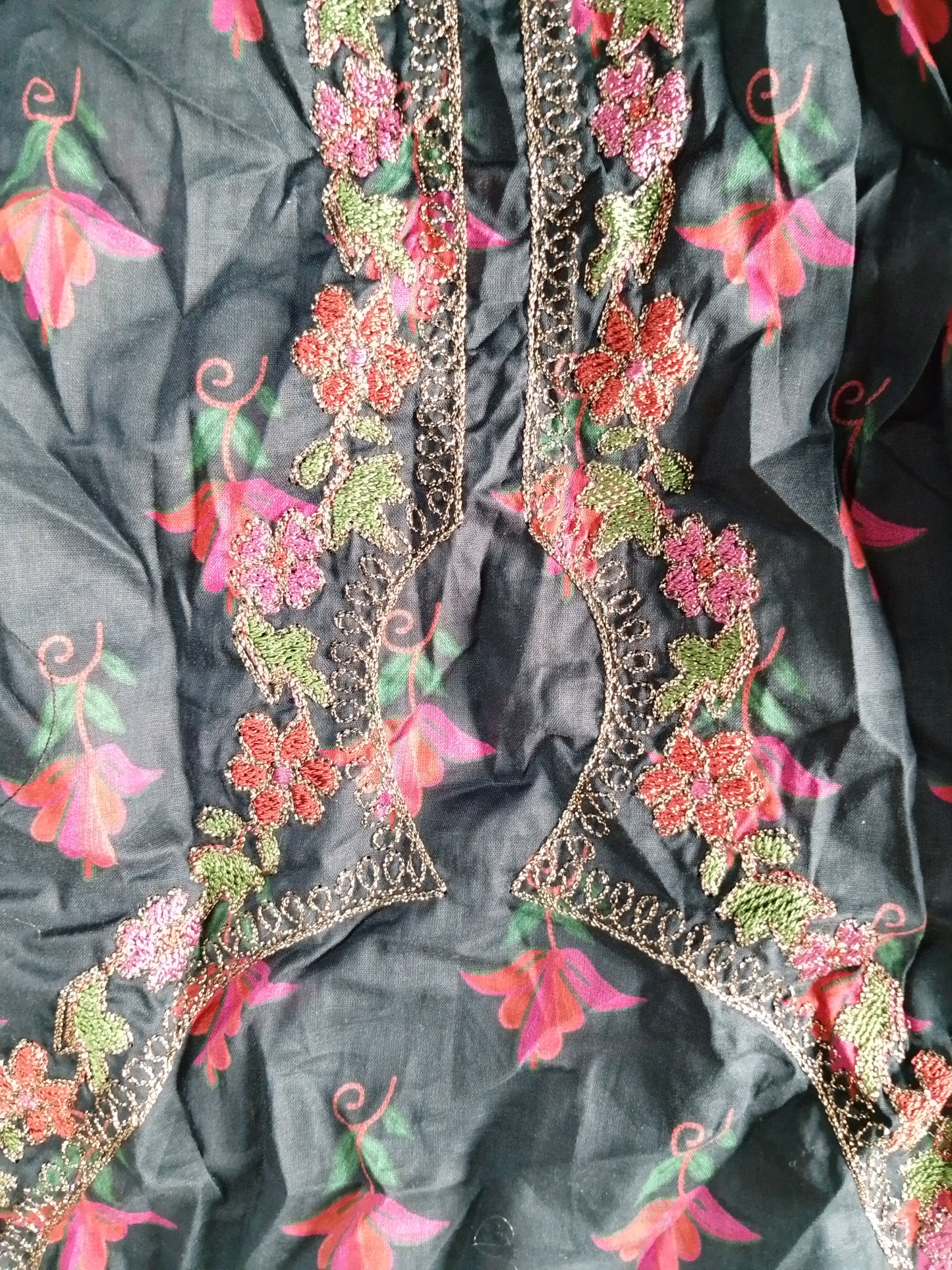 Rahwaleen Embroidery Lawn Suit (3-Piece) | SAPPHIRE Original | 🌸🖤 Midnight Bloom | (R25-173)