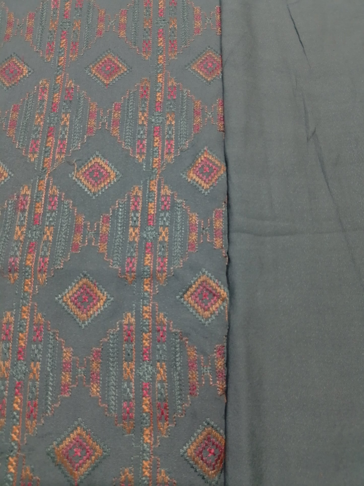 (R25-228) I Rahwaleen Embroidery Karandi Suit (3-Piece) | 🩶 GeoCharm Grey | Bareeze Prints