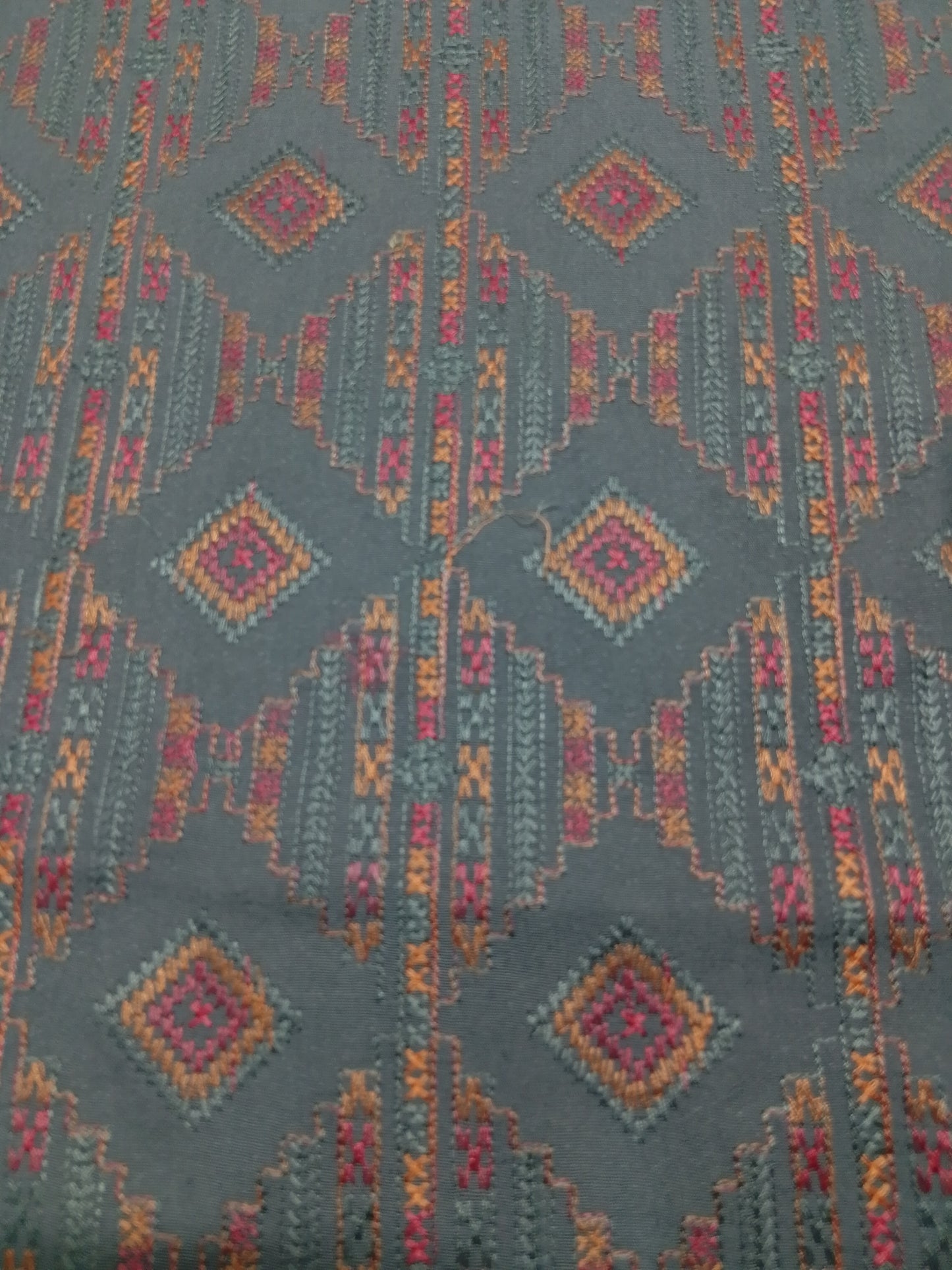 (R25-228) I Rahwaleen Embroidery Karandi Suit (3-Piece) | 🩶 GeoCharm Grey | Bareeze Prints