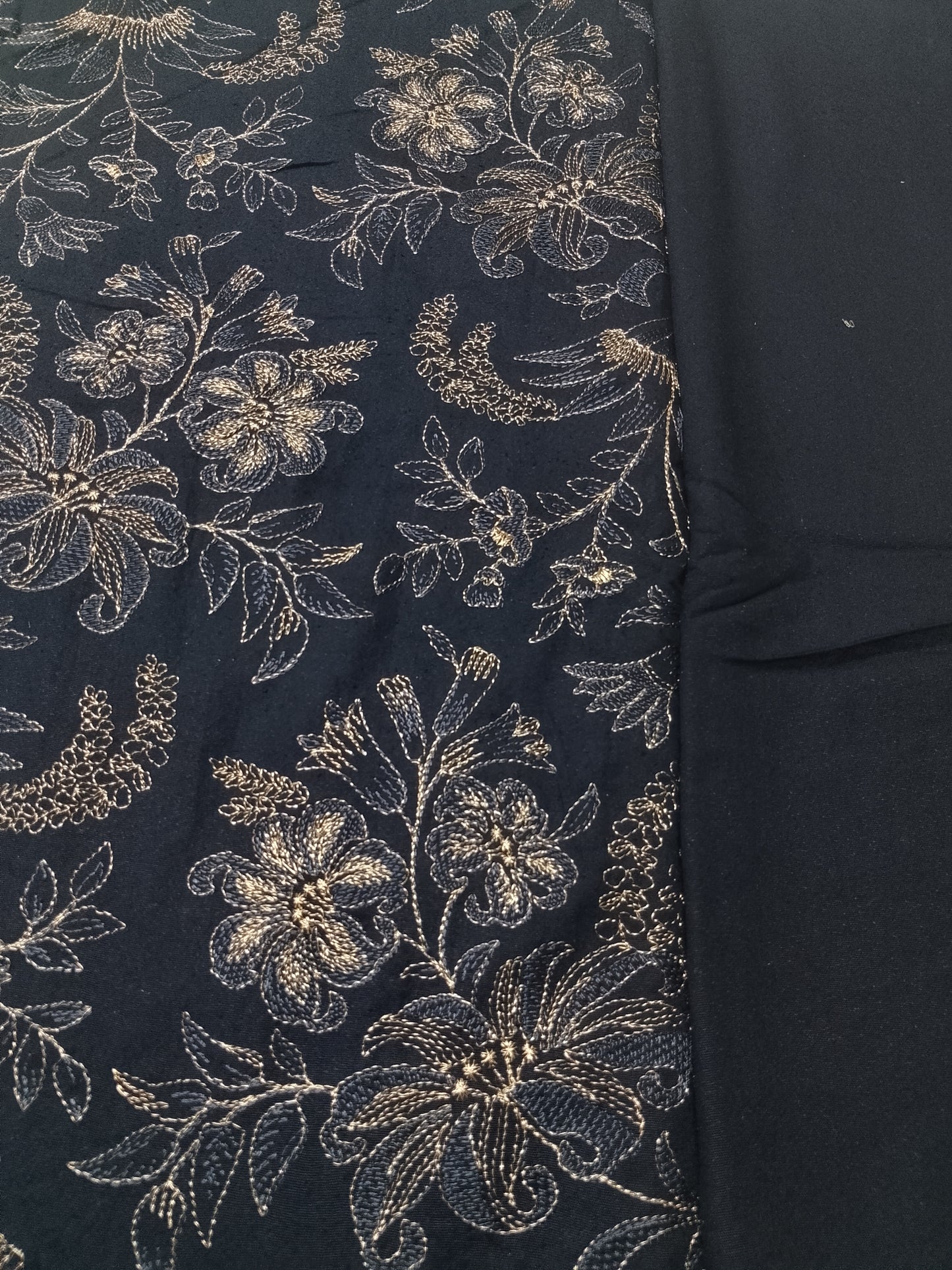 (R25-223) I Rahwaleen Embroidery Karandi Suit (3-Piece) | 🩶 Silver Dusk | Bareeze Prints